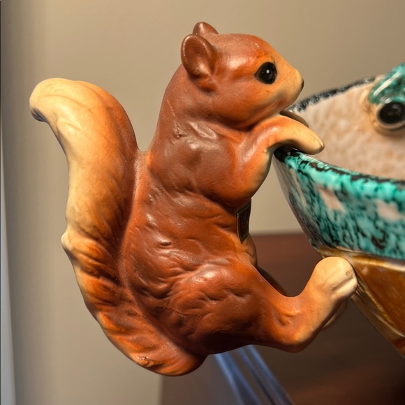 Adorable Vintage Handpainted Ceramic Porcelain Squirrel Planter Pot Hanger - Picture 3 of 12